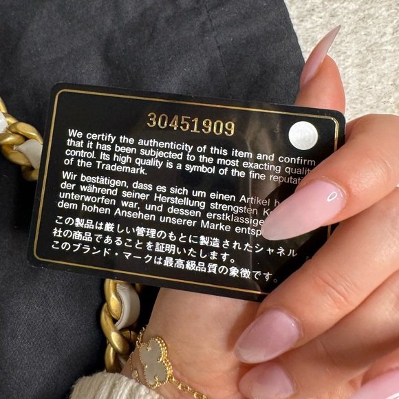 CHANEL 19 Large white - Picture 3 of 15